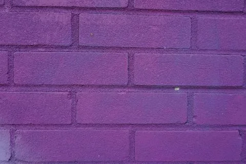 Close-up view of a purple brick wall Stockfoto's
