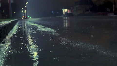 Close view on raindrops along the night road Видео 105235588
