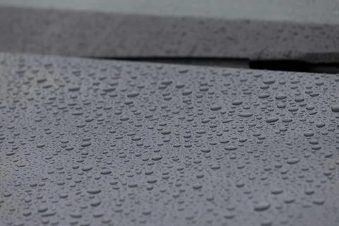 Close-up View of Raindrops on a Car Surface Captured in Natural Light 스톡 사진