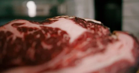 Close up view of rea juicy meat steak ready for the cooking. Vidéo 126240280