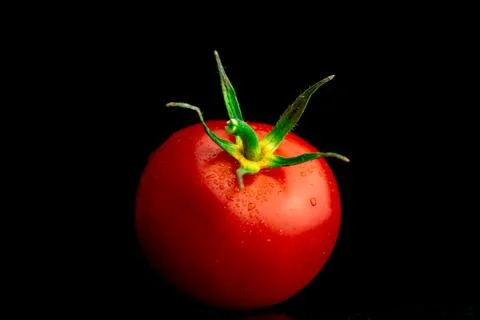 Close-up view of red cherry tomatoes with water droplets on a black backgroun Foto stock