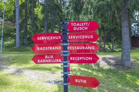 Close up view of red direction pointers. Tourism concept. Foto stock