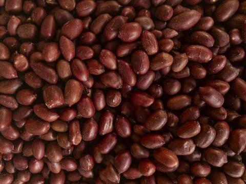 A close-up view of red raw peanuts Stock-Fotos