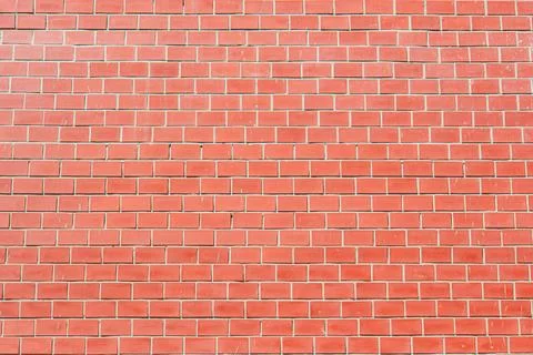 Close-up view of a red, uniformly arranged brick Gothic church wall, showca.. Foto stock