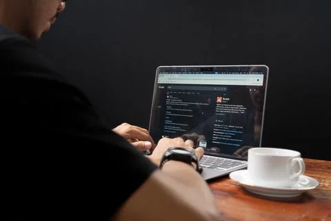 Close up view of the Reddit website on a laptop screen operated by an adult m Foto stock