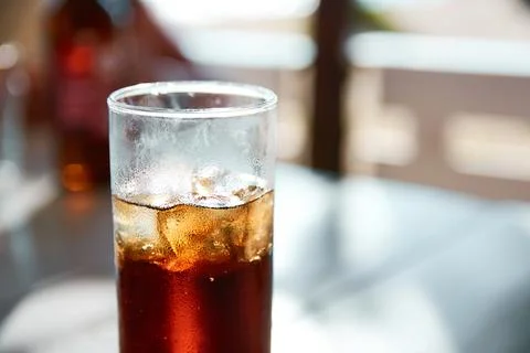 Close-up view of a refreshing glass of dark carbonated soft drink with ice .. 스톡 사진