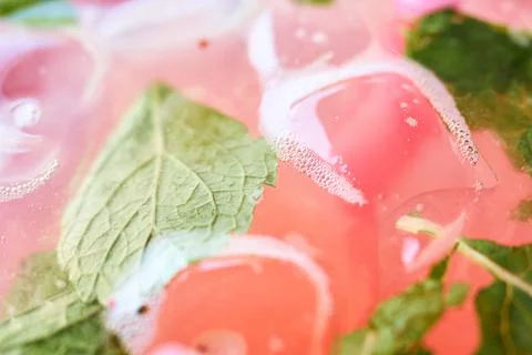 Close-up view of refreshing raspberry lemonade with ice cubes and fresh min.. Stock Photos