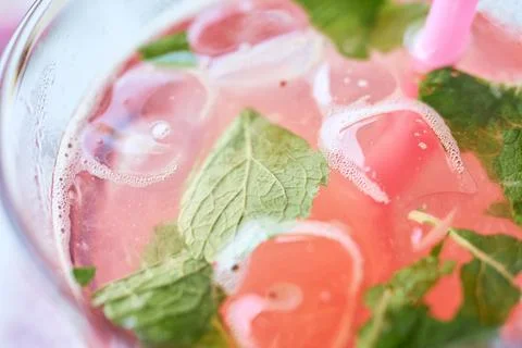 Close-up view of refreshing raspberry lemonade with ice cubes and fresh min.. Stock Photos