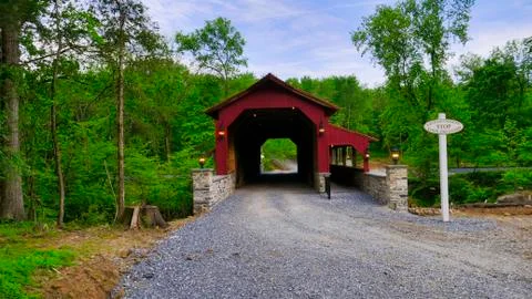 Close Up View of a Restored Old 1844 Covered Bridge on a Sunny Day Foto stock
