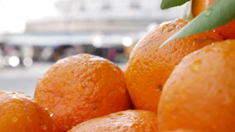 Close view of ripe mandarins stacked in a pile at a tropical fruit market 库存影片 332985784