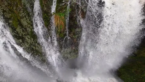 Close View of the River Below Ohtamis Waterfall with Slow Rightward Movement Vídeo Stock 348028421