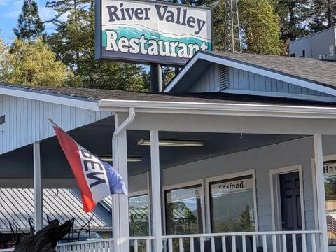 Close view of River Valley Restaurant with deck Stock-Fotos