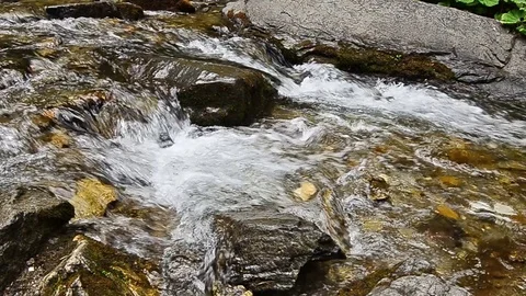Close view of river water and rocks 库存影片 89974026