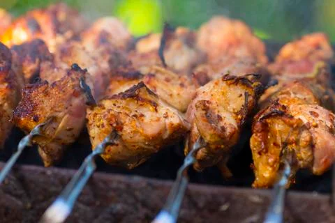 Close up view of roasted meat prepairing on barbeque. Foto stock