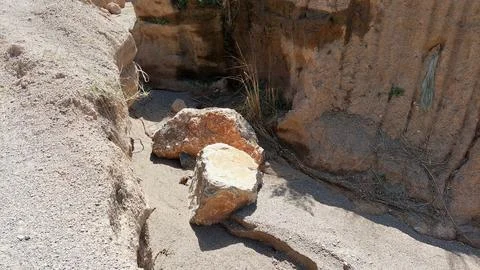 Close Up View of Rocks Inside a Narrow Dirt Canyon Stock-Fotos