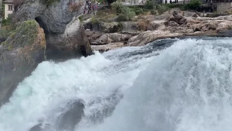 Close-up view of Rocks, Tourists, Waters at Rheinfall Switzerland Vidéo 214220257