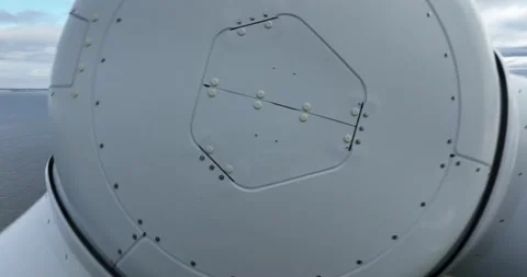 Close up view of the rotor of a wind turbine at a offshore wind park. Vidéo 258372082