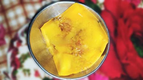 Close Up View Of Rotten Mango Infested With White Worms 库存照片