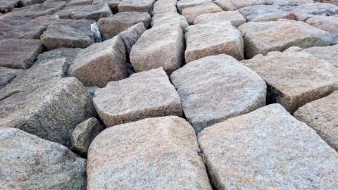 Close-up view of a rough arrangement of light-colored stones or boulders. Foto stock