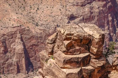 Close-up view of rugged canyon cliffs with massive red rock formations Foto stock