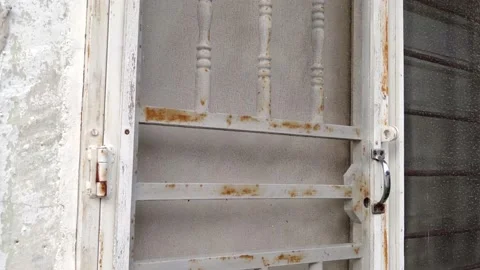 Close-up view of the rusty metal gate of a house. Видео 168217302
