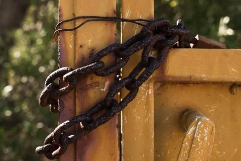 Close up view of a rusty old iron chain Stockfoto's