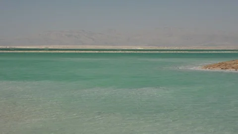 Close up view of salt crystals and mineral formation on the shore of Dead Sea in Vidéo 97828424