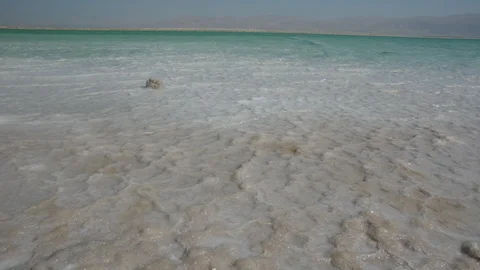 Close up view of salt crystals and mineral formation on the shore of Dead Sea in Vidéo 97828809