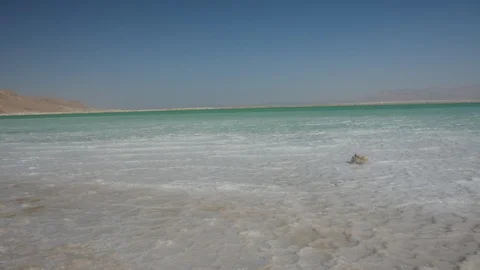 Close up view of salt crystals and mineral formation on the shore of Dead Sea in Vidéo 97829105