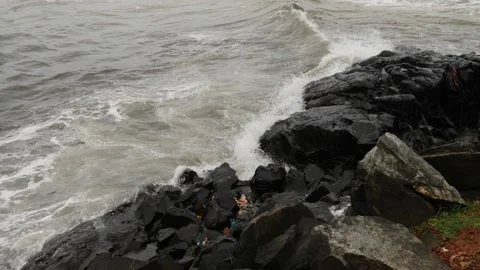 Close view of sea waves striking large rocks Видео 191397982
