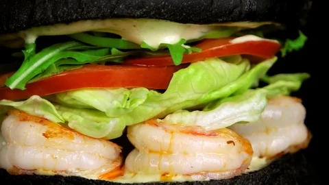 Close up view Seafood black burger with shrimps, loop Vídeos de archivo 75253653