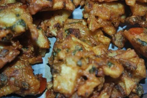 Close-up view with selective focus of crispy basin pakora/pakoda or patties Foto stock