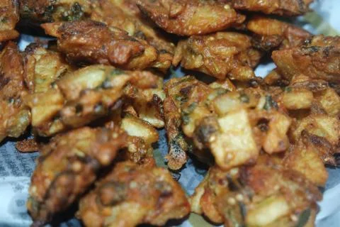 Close-up view with selective focus of crispy basin pakora/pakoda or patties Foto stock