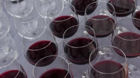 Close-up view on set of transparent glasses with red wine. Slow motion. Vídeo Stock 72603178