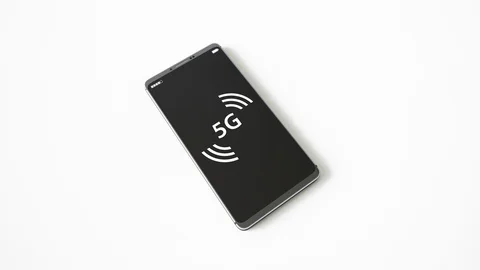 Close view shot of generic smartphone screen showing flashing 5g symbol. 動画素材 119185954