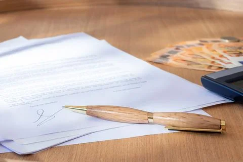 Close up view of signed document with selective focus and a pen, euro mone bi 库存照片