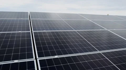 Close view of a solar panel array with bright sunlight reflection. Vídeo Stock 345610130