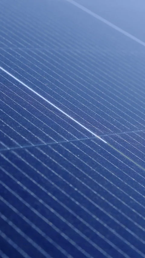 Close-up view of solar panel surface showcasing intricate grid pattern and Vidéo 313929268