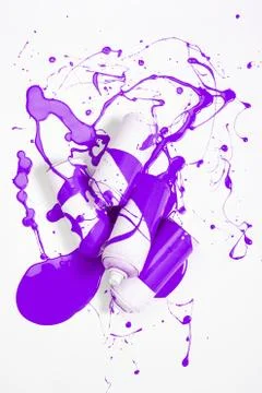 Close up view of spray paint in cans covered with purple paint isolated on wh Fotos de archivo