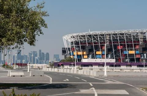 Close-up view of Stadium 974 with featuring West Bay skyline in the background. 库存照片