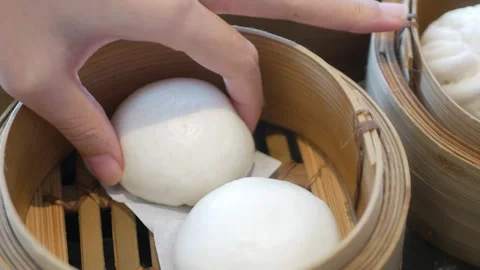 Close up view to a steamer full with chinese bun dimsum in hongkong style w.. 動画素材 330793875