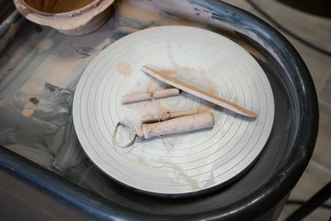 Close up view of string cutter and pottery tools . pottery, workshop, ceram.. Foto stock