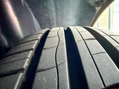Close view of the surface of a tire showing detailed grooves and patterns t.. Fotos Stock