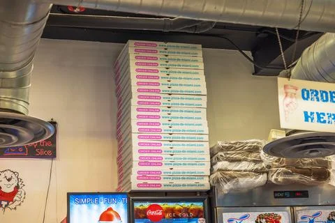 Close-up view of tall stack of pizza boxes inside restaurant kitchen area. Foto stock