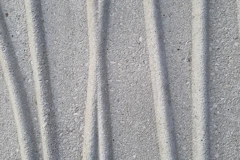 Close-up view of a textured concrete surface featuring parallel grooves. idea 库存照片