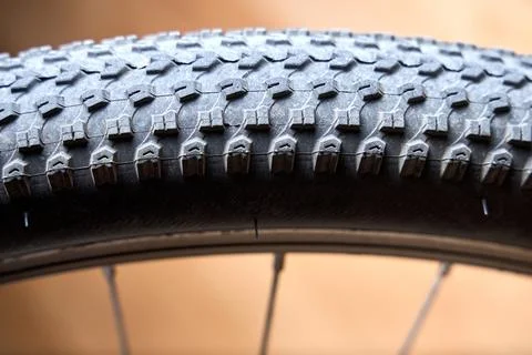Close-up view of textured knobby tread pattern on black mountain bike tire mo 库存照片