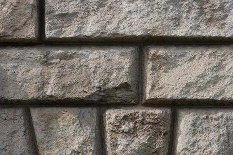 Close-up view of a textured stone wall showcasing detailed brickwork and natu Foto stock