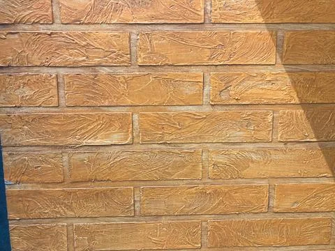 Close-up view of a textured wall resembling brickwork, possibly artificial, w Stockfoto's