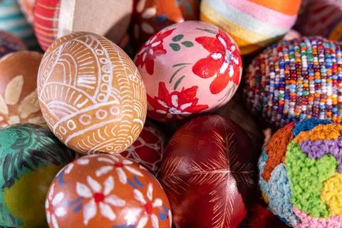 Close-up view from the top of the Easter eggs painted in various patterns. Foto stock