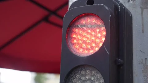 A close view of a traffic light changing signals, focusing on regulated movement 스톡 동영상 323809797